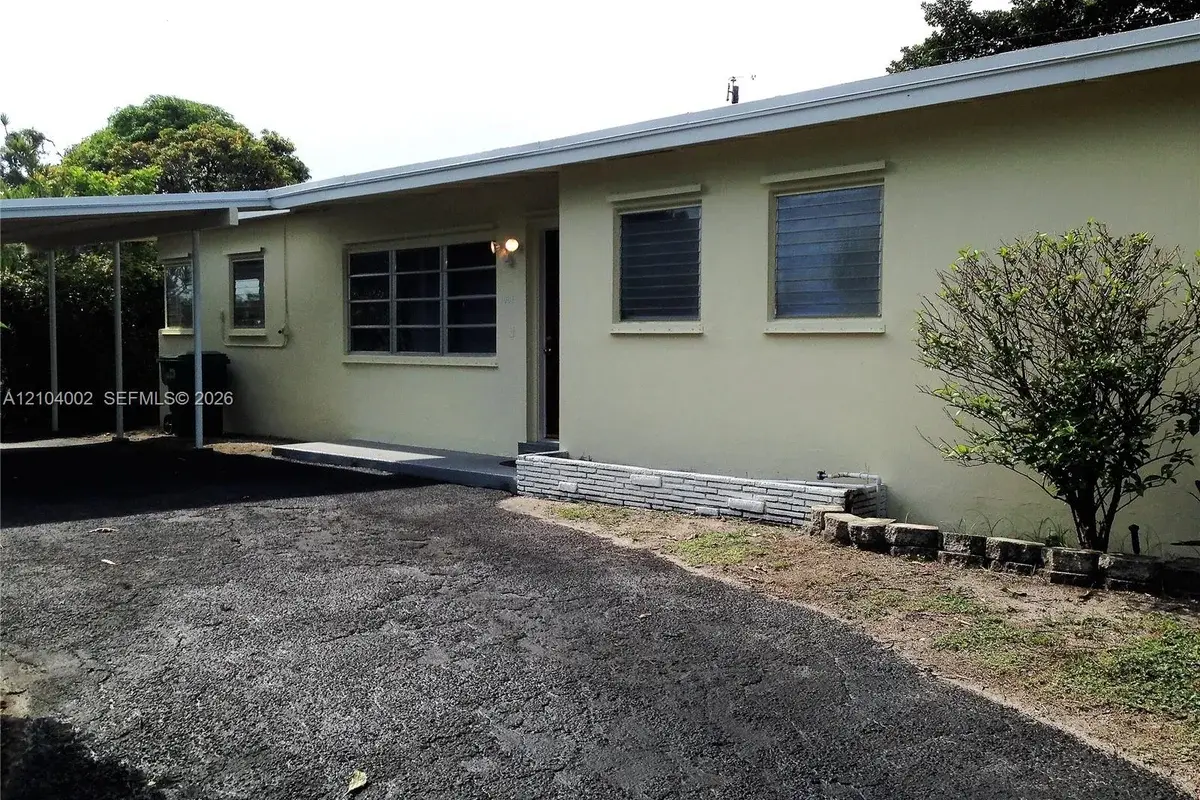 1431 NE 202nd St, Miami: photo 1 of 12