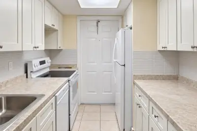 1500 Crescent Cir #B210, Lake Park: photo 1 of 13