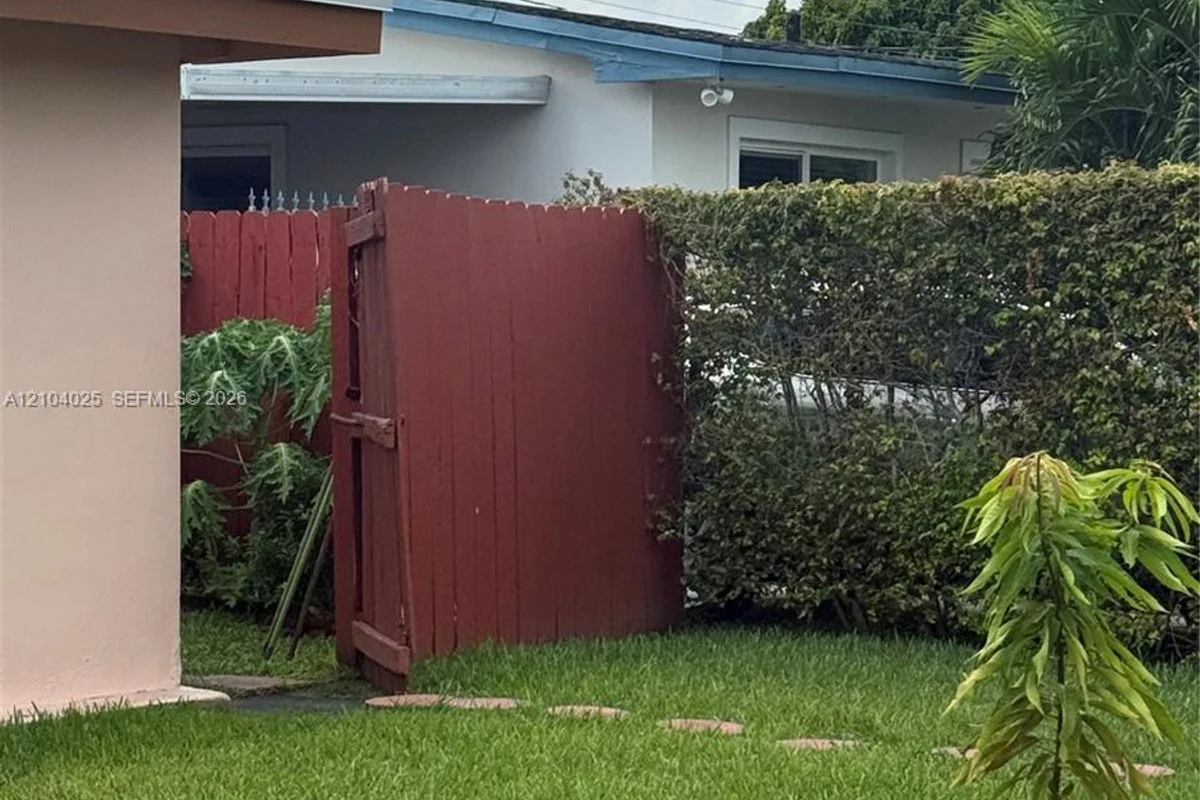 88x0 SW 18th Ter #B, Miami: photo 1 of 8