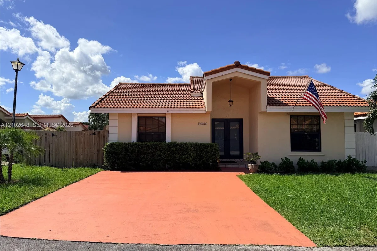 House in Hialeah: photo 1 of 26