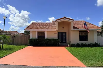House in Hialeah: photo 1 of 26