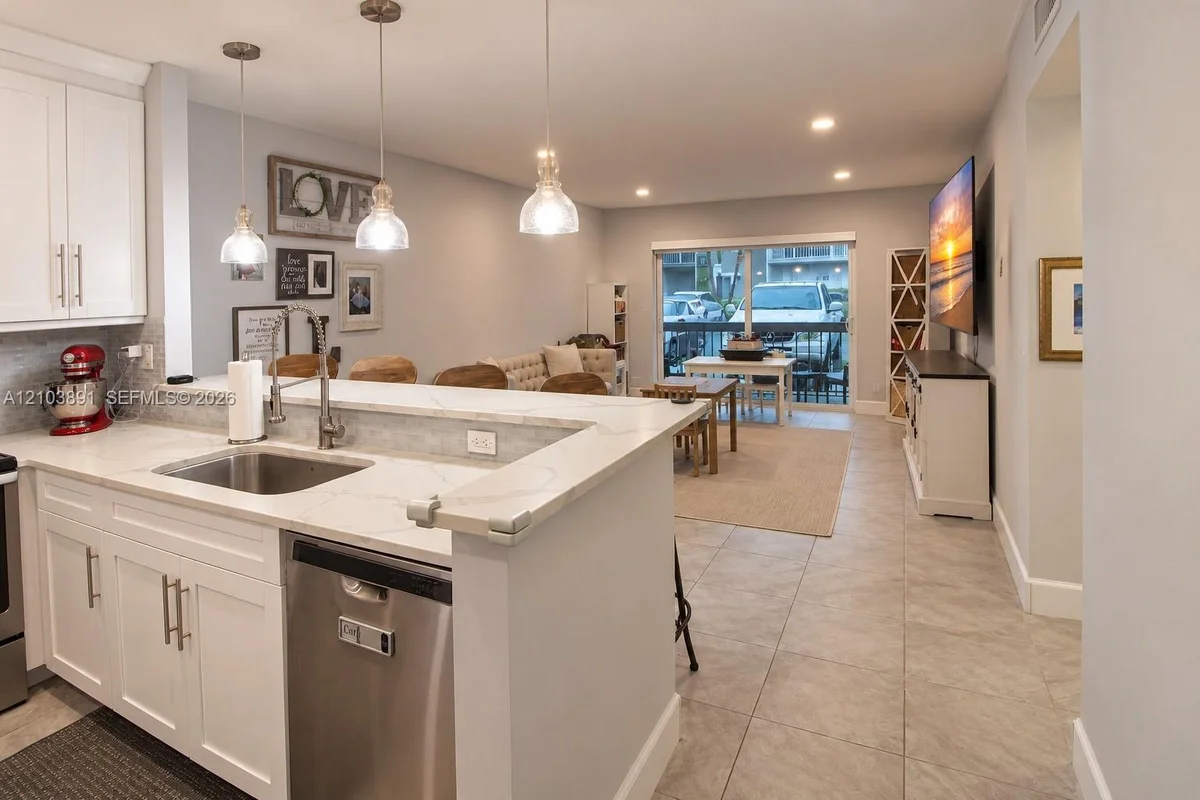 7840 Camino Real #P-110, Miami: photo 1 of 19