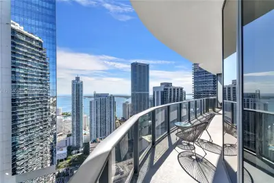 45 SW 9th St #4501, Miami: photo 1 of 39