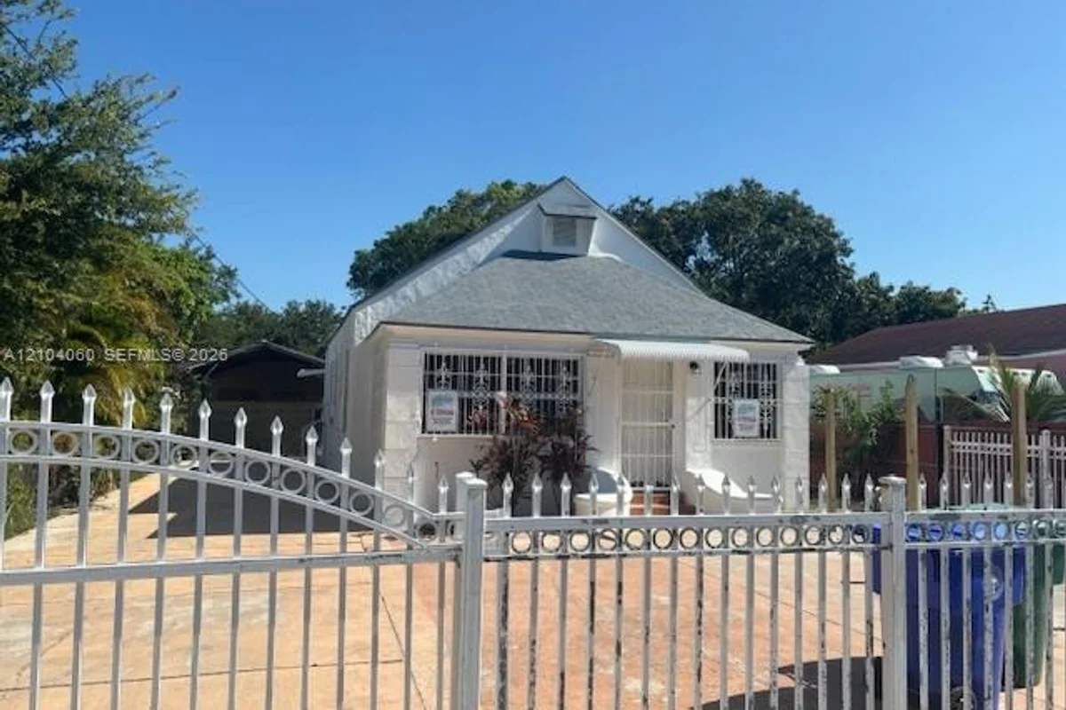34 NW 69th St, Miami: photo 1 of 19