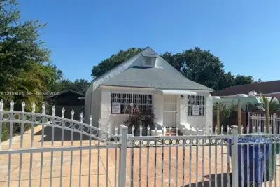 34 NW 69th St, Miami: photo 1 of 19
