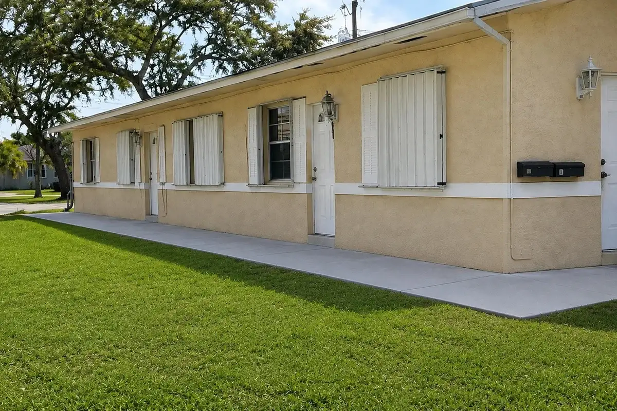 2302 Liberty St, Hollywood: photo 1 of 8