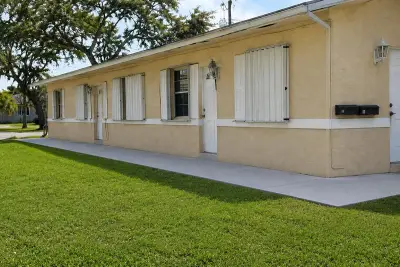2302 Liberty St, Hollywood: photo 1 of 8