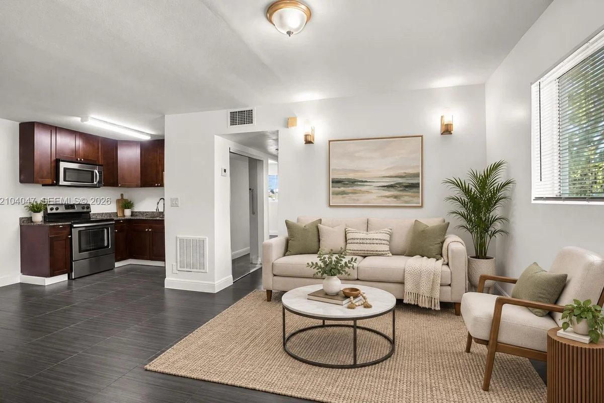 37 SW 14th St #18, Dania Beach: photo 1 of 24