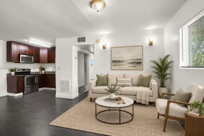 37 SW 14th St #18, Dania Beach: photo 1 of 24