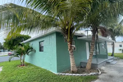 22 NW 8th Ave #2, Dania Beach: photo 1 of 5