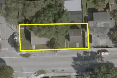 261 NW 67th St, Miami: photo 1 of 11