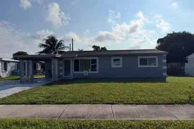 1526 NE 1st Ct, Boynton Beach: photo 1 of 17