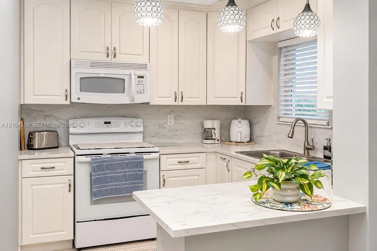 7910 Taft St #211, Pembroke Pines: photo 1 of 14