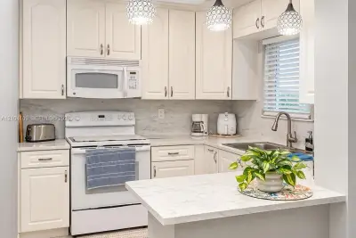 7910 Taft St #211, Pembroke Pines: photo 1 of 14