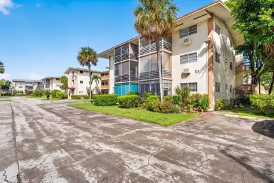 1395 NE 167th St #212, Miami: photo 1 of 24