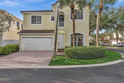 7792 NW 18th St, Pembroke Pines: photo 1 of 36