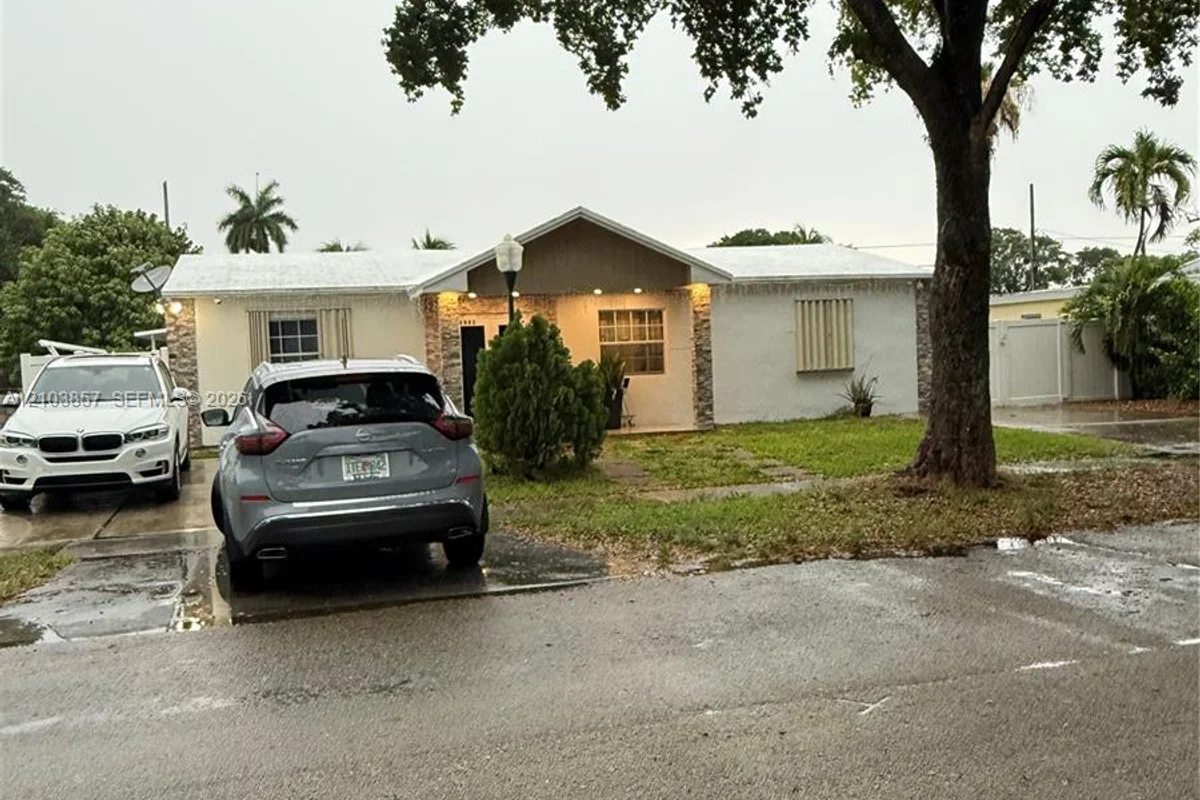 1031 NE 142nd St, North Miami: photo 1 of 32