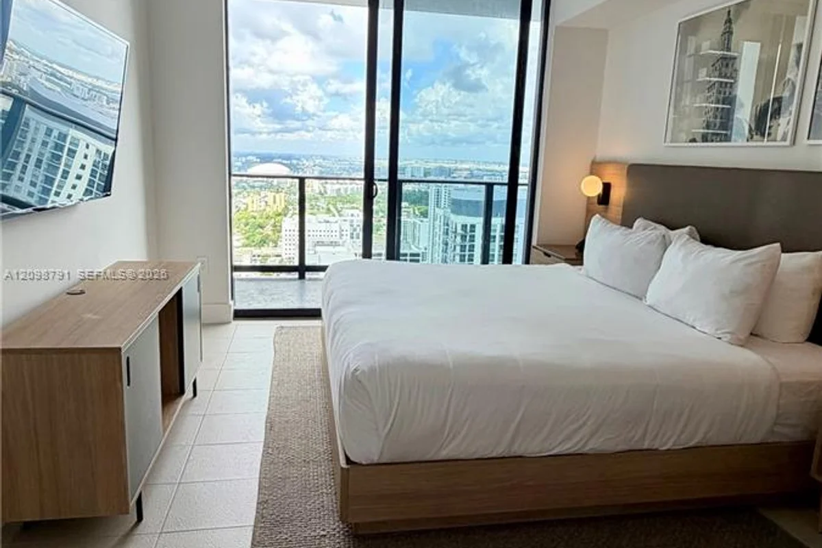 159 NE 6th St #4404, Miami: photo 1 of 35