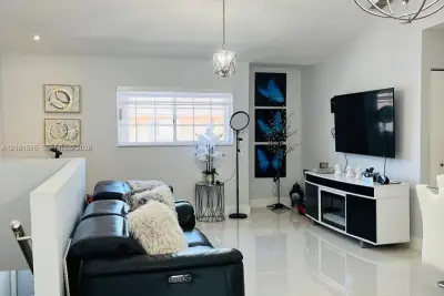 7817 W 36th Ave #204, Hialeah: photo 1 of 26