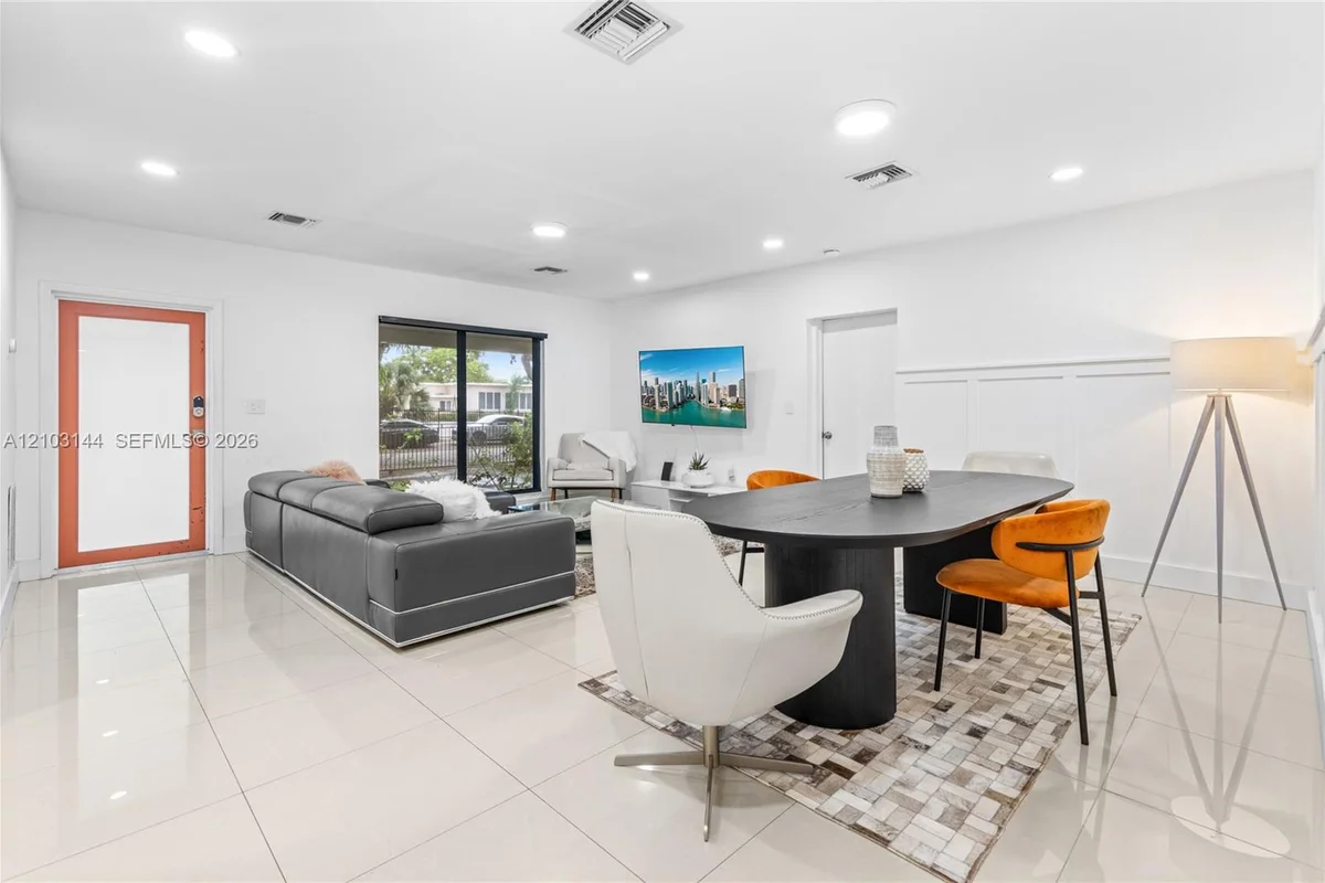 1195 NE 147th St, North Miami: photo 1 of 43