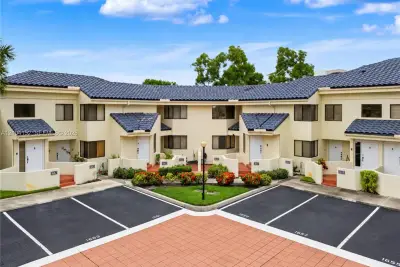 1657 NW 81st Way, Plantation: photo 1 of 30