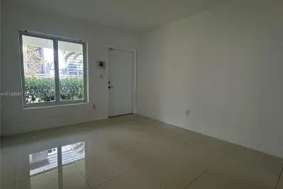 2121 NE 167th St #3, North Miami Beach: photo 1 of 4