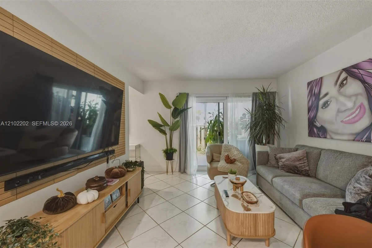 9417 Fontainebleau Blvd #108, Miami: photo 1 of 11
