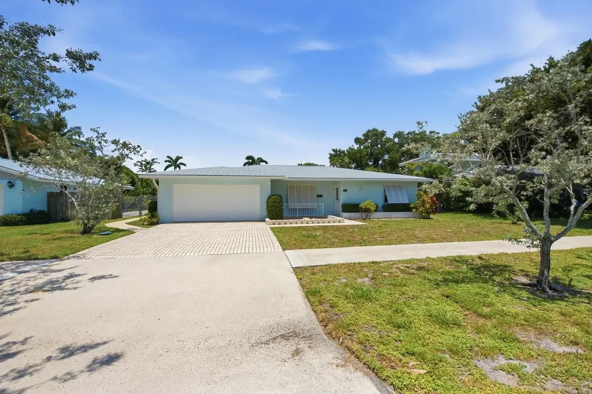 916 Evergreen Dr, North Palm Beach: photo 1 of 32