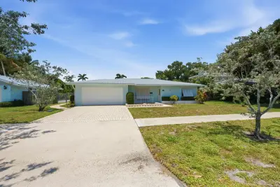 916 Evergreen Dr, North Palm Beach: photo 1 of 32