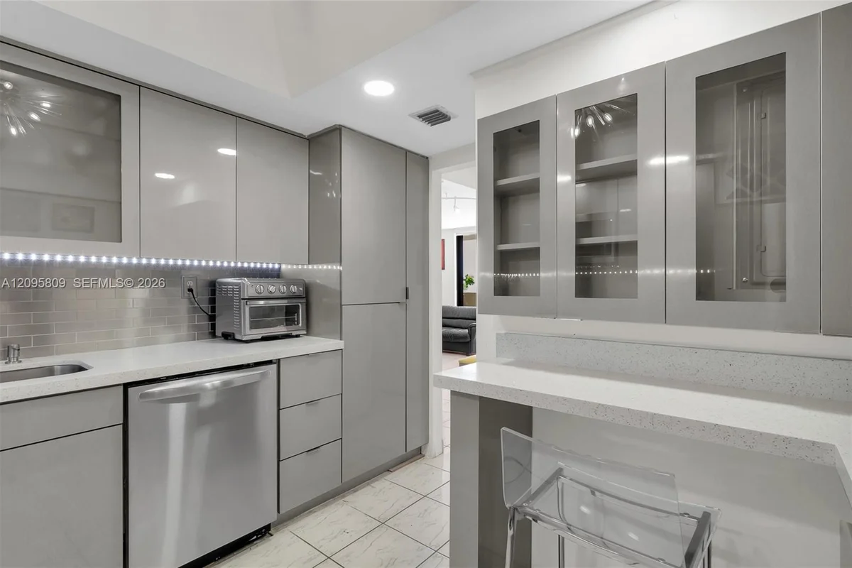 1623 Collins Ave #812, Miami Beach: photo 1 of 32