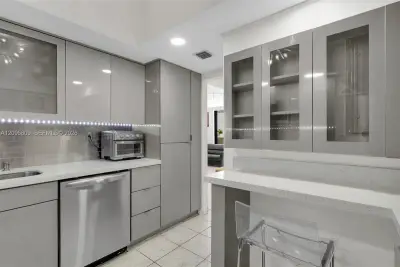 1623 Collins Ave #812, Miami Beach: photo 1 of 32