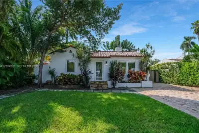 718 NE 87th St, Miami: photo 1 of 36