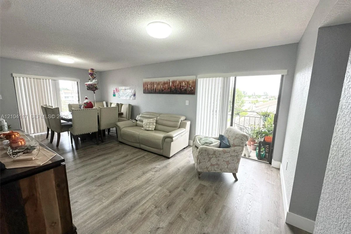 8425 NW 8th St #401, Miami: photo 1 of 48