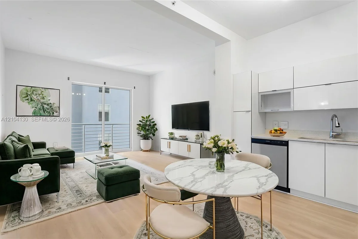 234 NE 3rd St #909, Miami: photo 1 of 9
