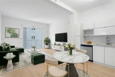234 NE 3rd St #909, Miami: photo 1 of 9