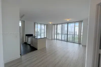 79 SW 12th St #1001-S, Miami: photo 1 of 9