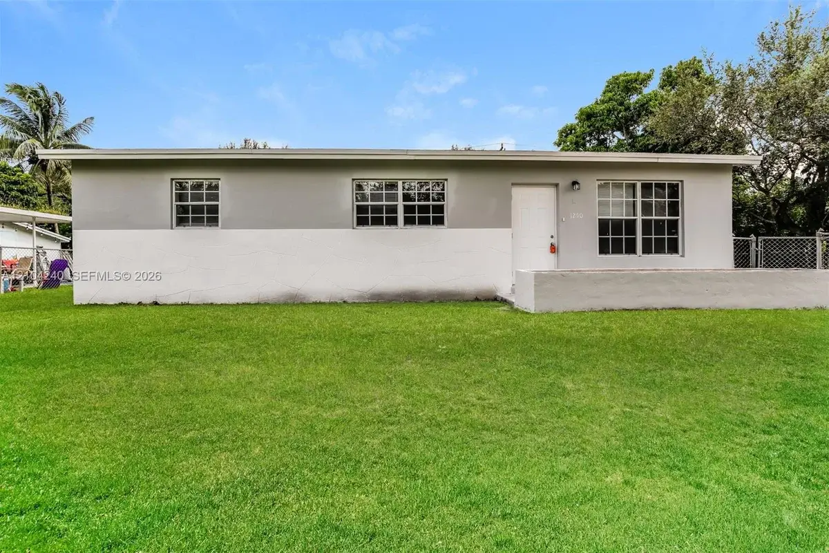 1250 NE 207th Ter, Miami: photo 1 of 15