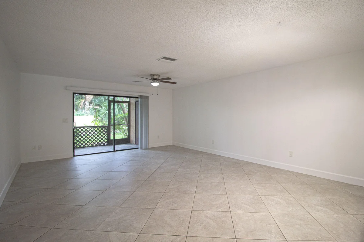1303 Lakeview Dr E, Royal Palm Beach: photo 1 of 1