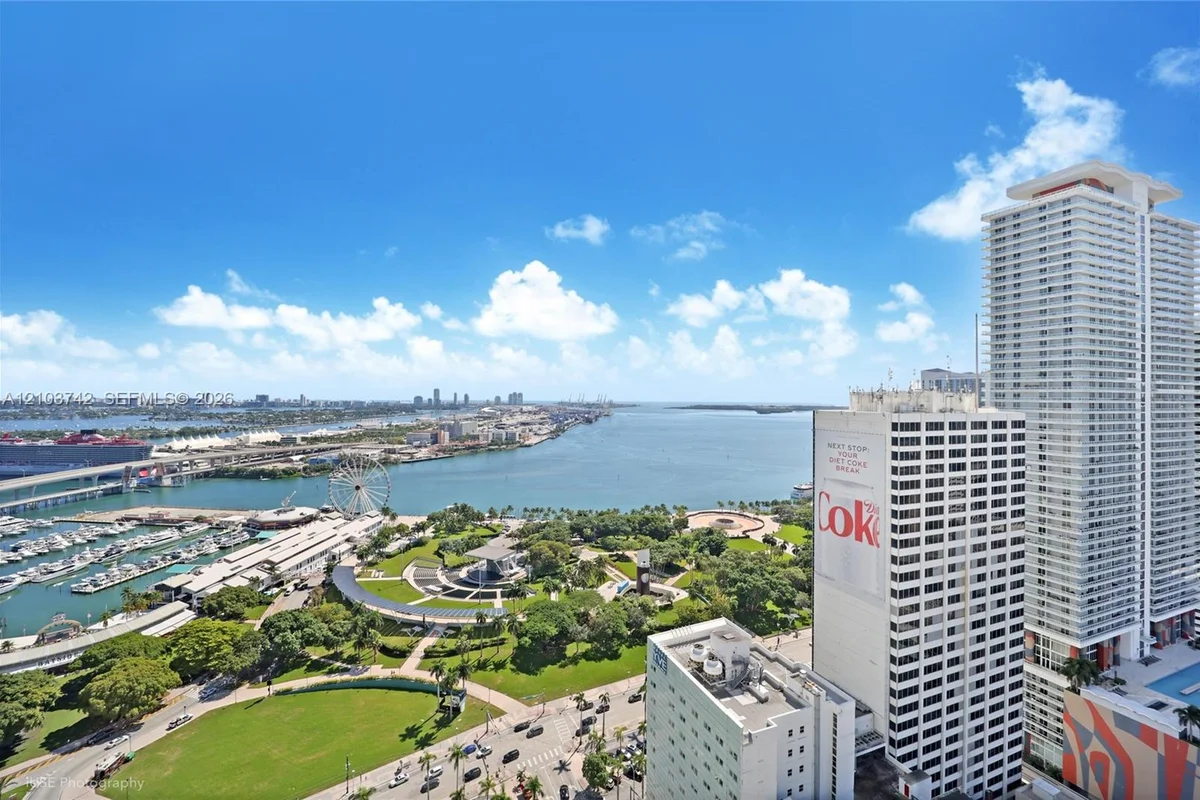 253 NE 2nd St #3405, Miami: photo 1 of 12