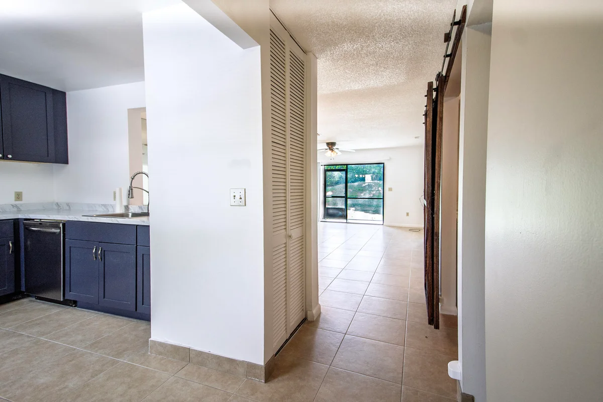 105 Lakeview Dr E, Royal Palm Beach: photo 1 of 1