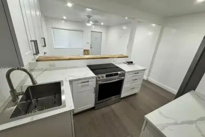 565 NE 32nd St, Oakland Park: photo 1 of 17