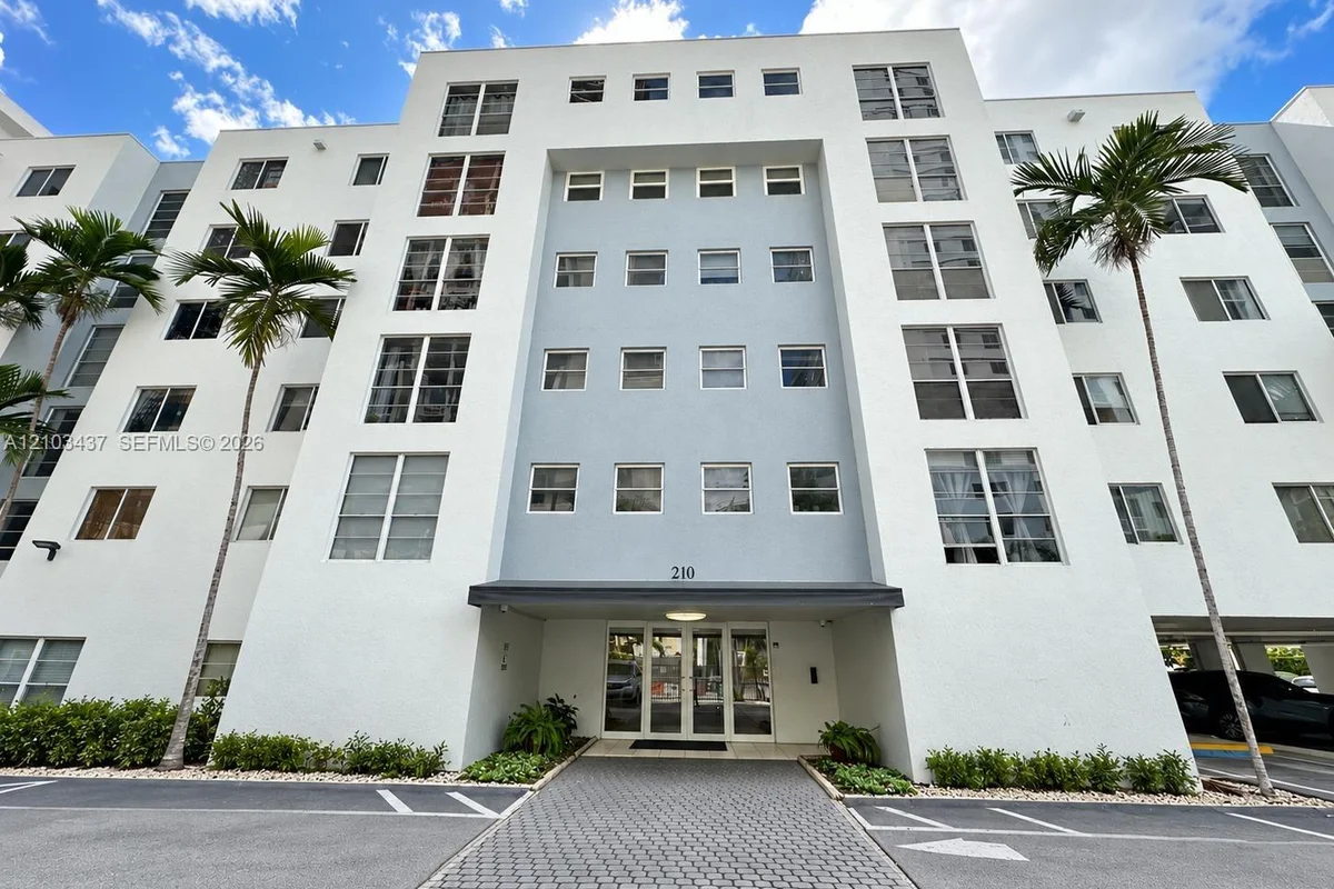 210 SW 11th St #208, Miami: photo 1 of 12