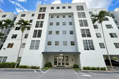 210 SW 11th St #208, Miami: photo 1 of 12