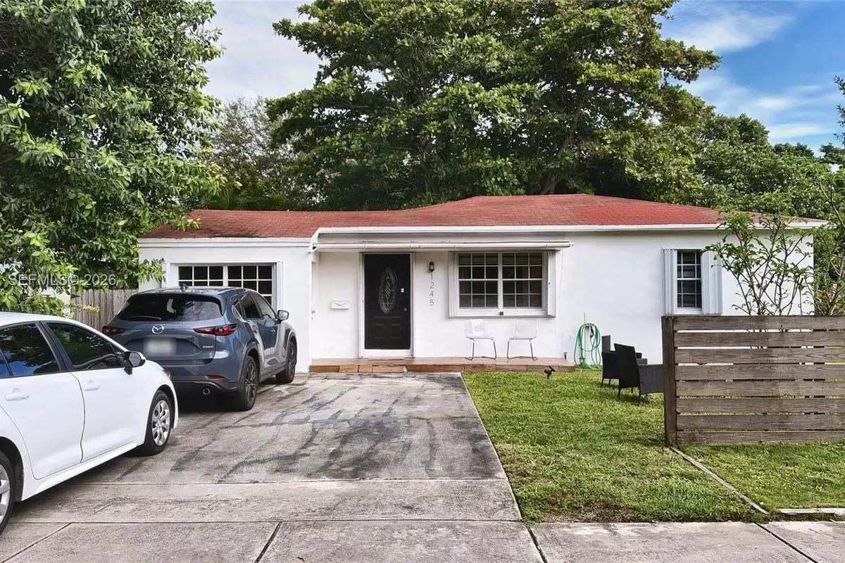 1245 NE 133rd St, North Miami: photo 1 of 18