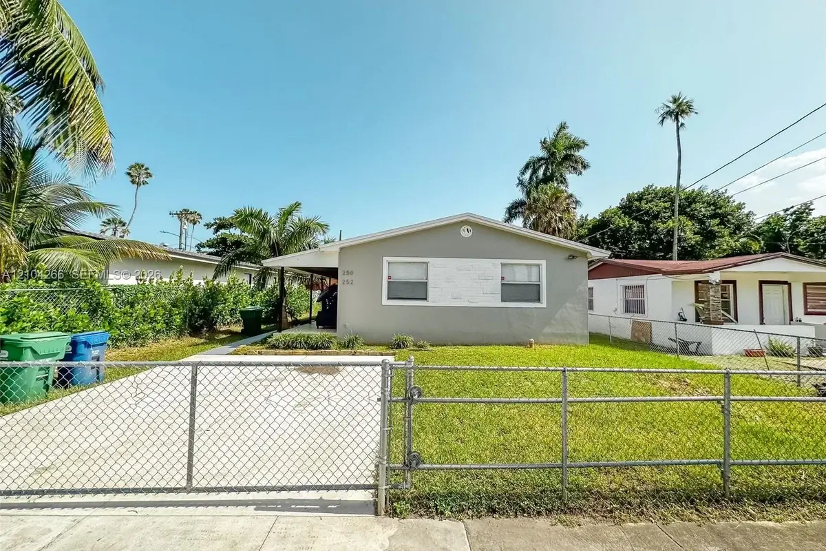 250 NW 82nd Ter, Miami: photo 1 of 32