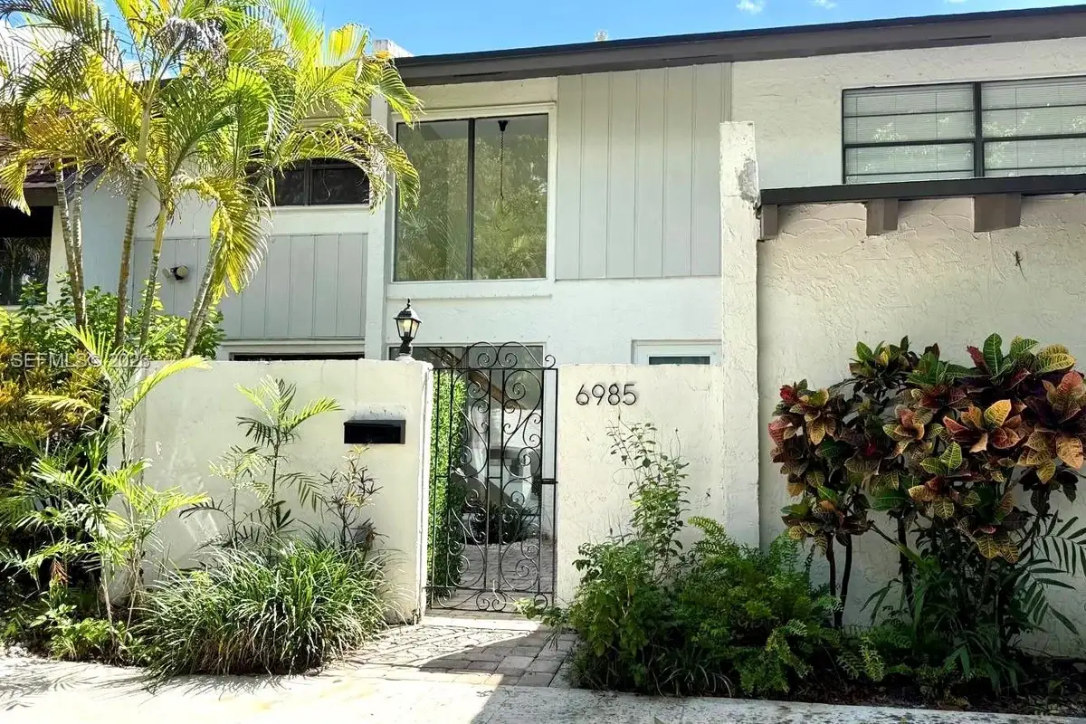 6985 SW 110th Pl, Miami: photo 1 of 30