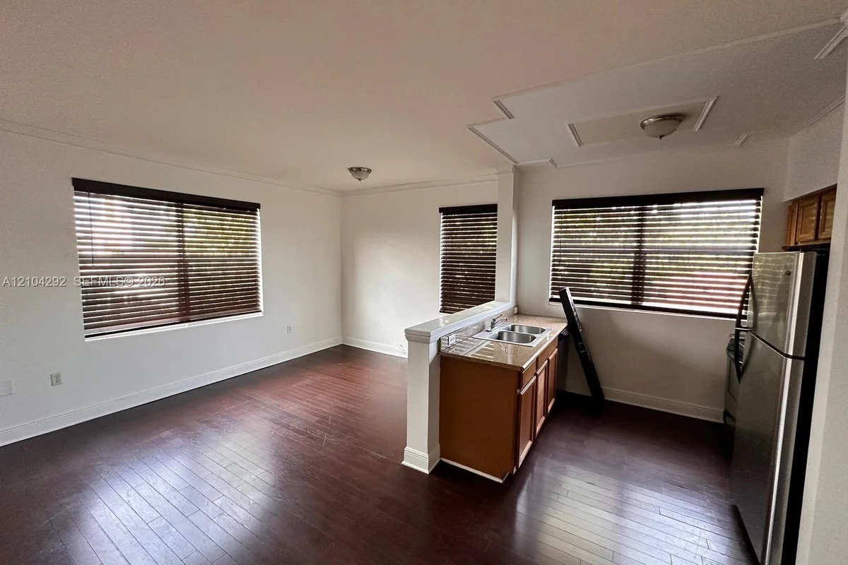 953 SW 10th St #16, Miami: photo 1 of 12