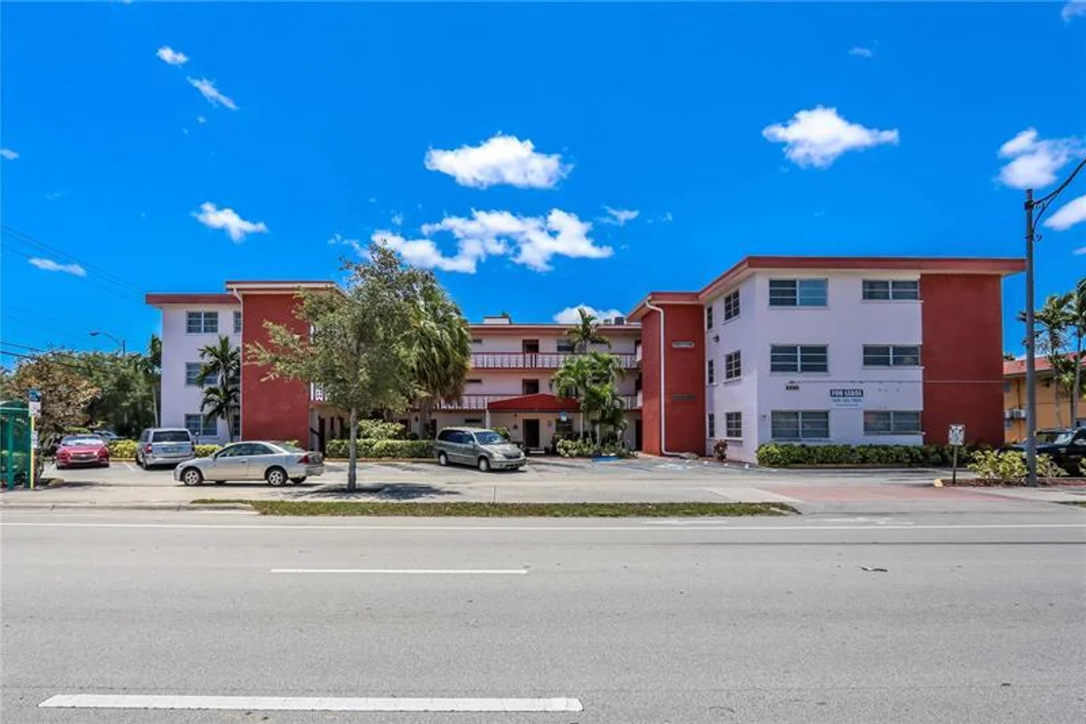 4800 Hollywood Blvd #1F, Hollywood: photo 1 of 27