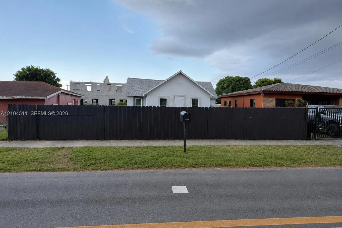 1296 NW 72nd St, Miami: photo 1 of 10