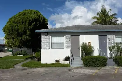 1239 NE 110th St, Miami: photo 1 of 7